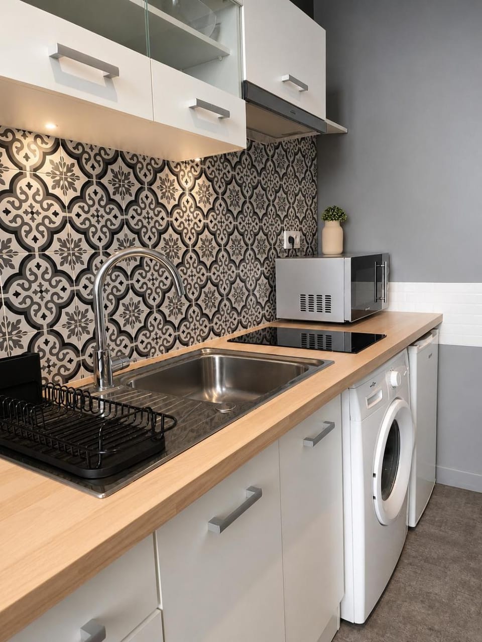 Coffee/tea facilities, Kitchen or kitchenette, stove, washing machine