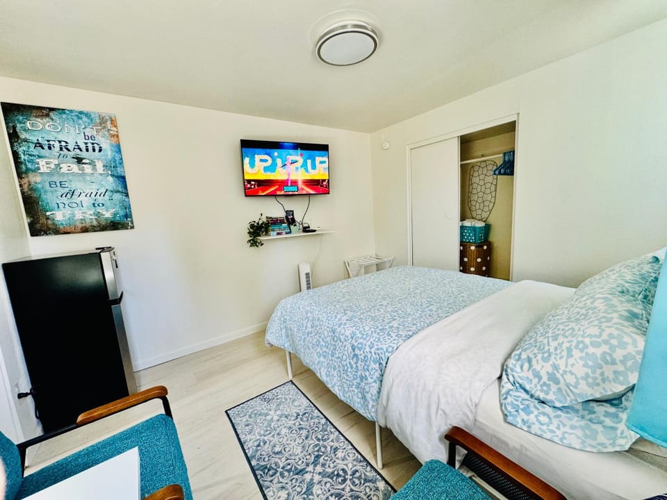 Bed, TV and multimedia, Photo of the whole room, Bedroom