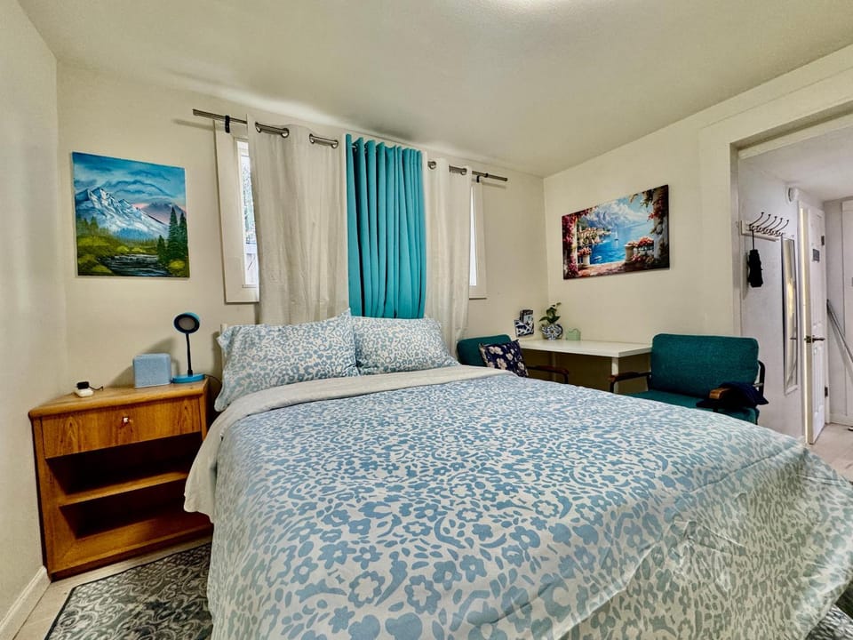 Bed, Seating area, Dining area, Bedroom, wardrobe