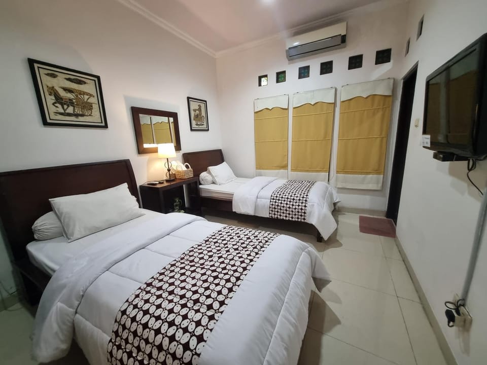 Photo of the whole room, Bedroom, air conditioner