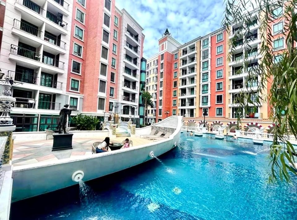 Property building, Day, City view, Pool view, Swimming pool, Swimming pool, sunbed