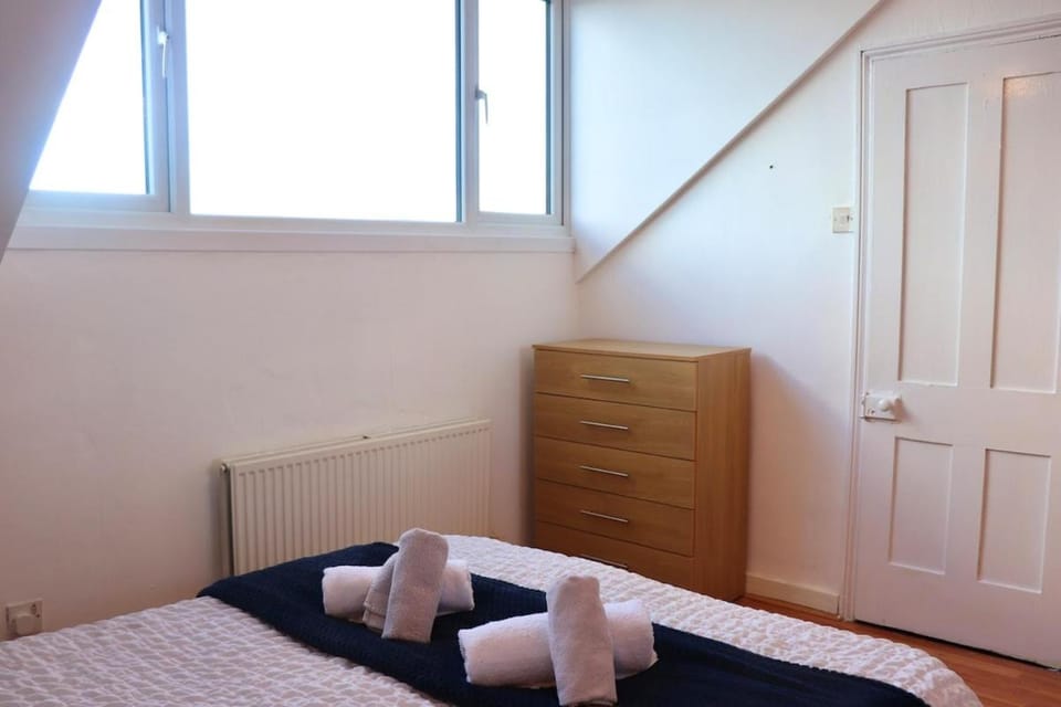 Comfortable 2 Bed Property with garden - Parking Apartment in Leeds