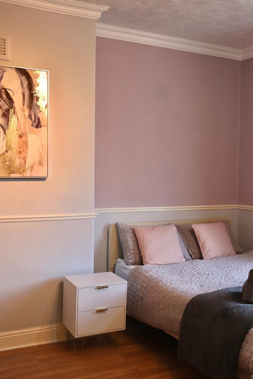 Comfortable 2 Bed Property with garden - Parking Apartment in Leeds