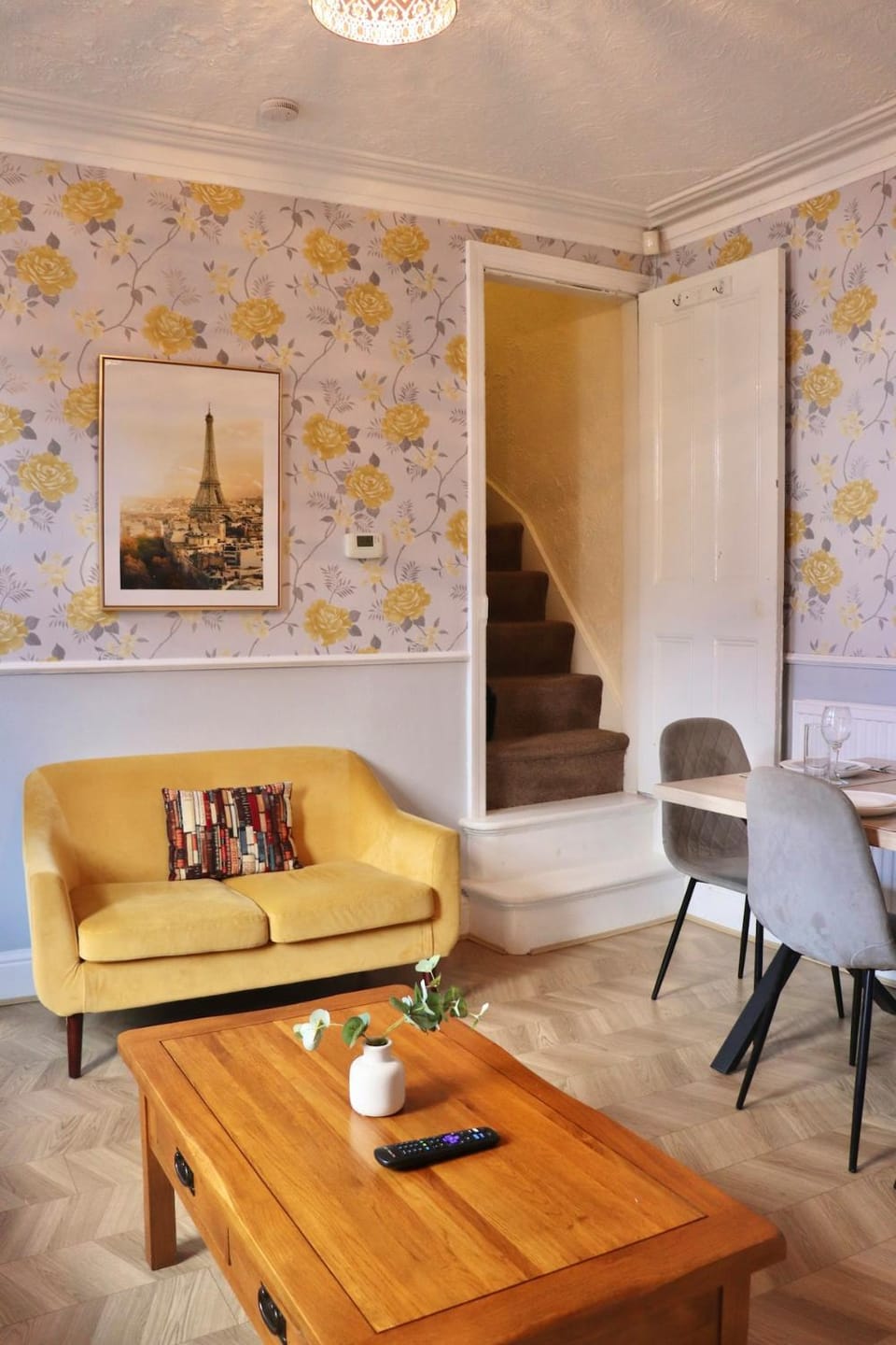 Comfortable 2 Bed Property with garden - Parking Apartment in Leeds