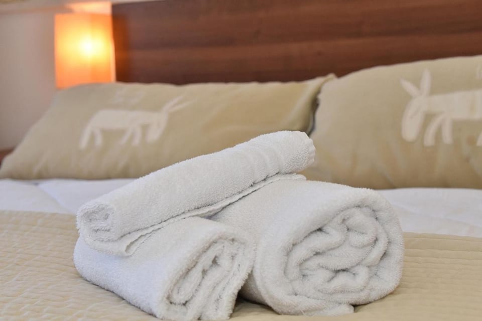 Bed, Bedroom, towels