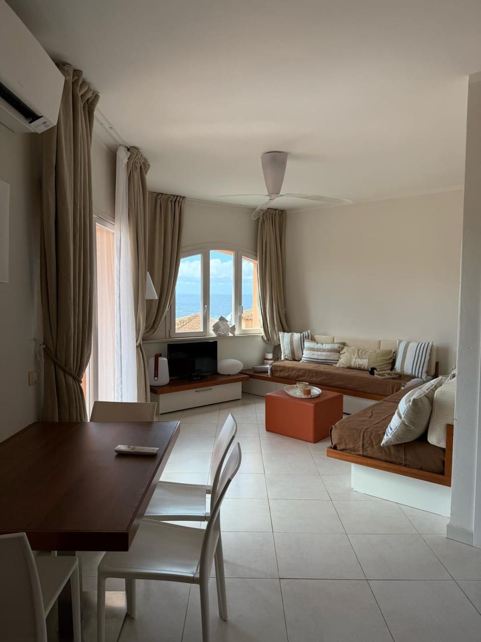 Bed, TV and multimedia, Living room, Photo of the whole room, Seating area, Dining area