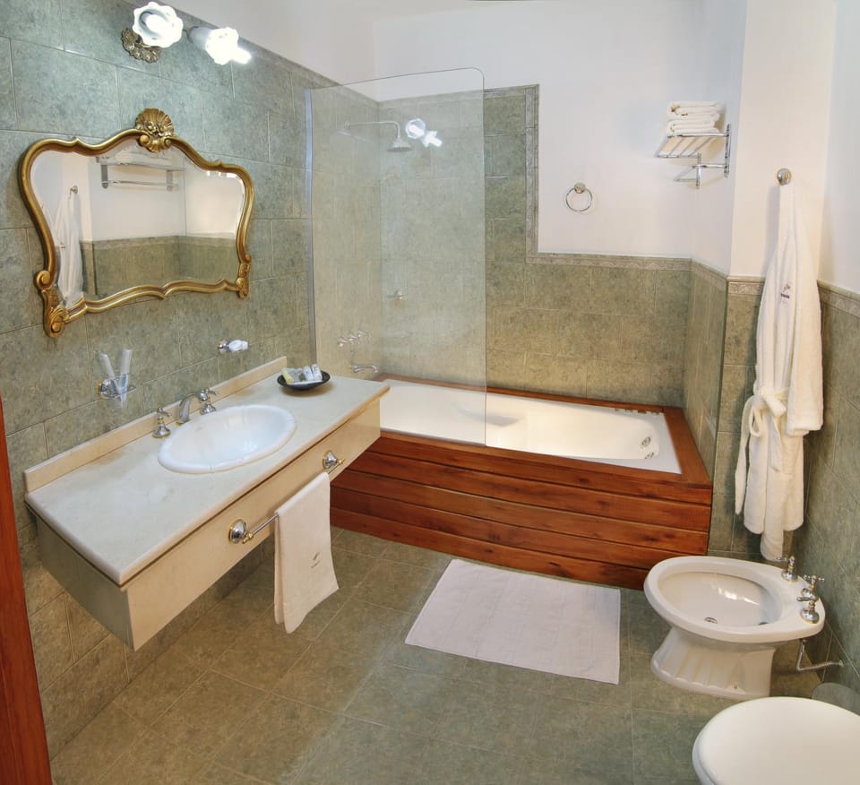 Shower, Bathroom, Bath, bidet, towels