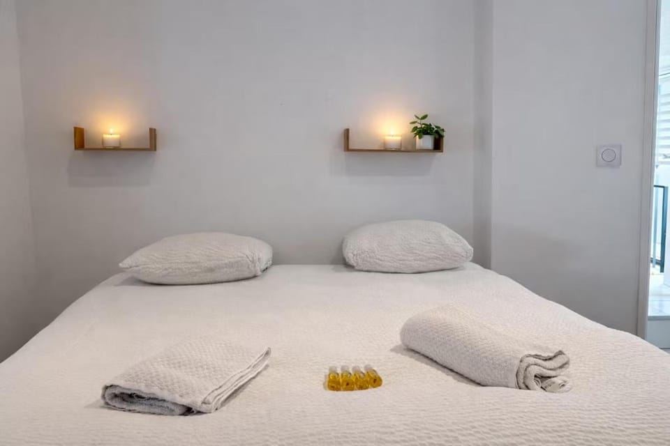 Bed, Photo of the whole room, Bedroom, towels