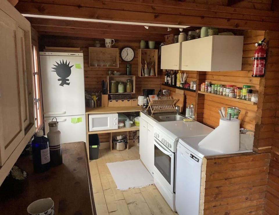 Coffee/tea facilities, dishwasher, oven, pet friendly, stove