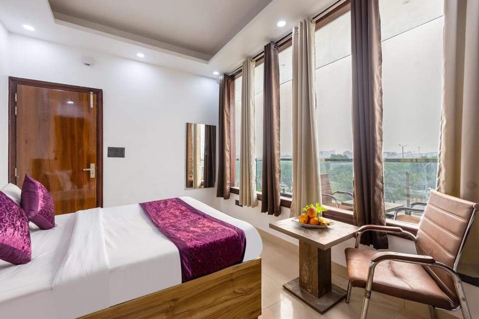 Bed, Photo of the whole room, Seating area, Bedroom