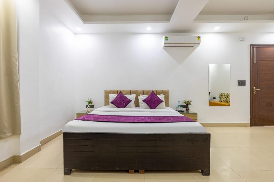 Bed, Photo of the whole room, Bedroom, air conditioner