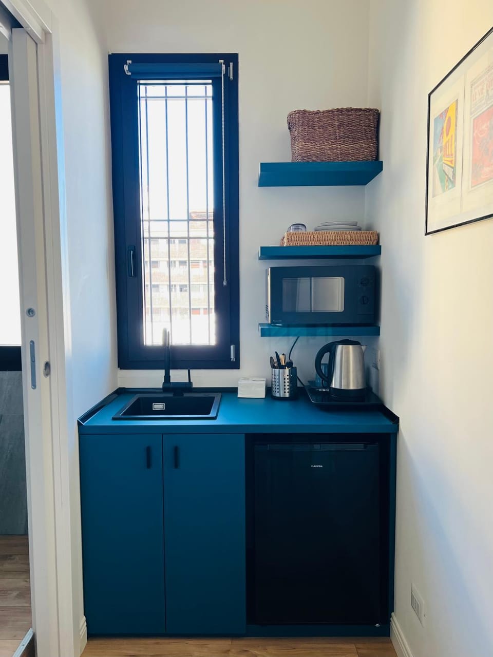 Kitchen or kitchenette, microwave, minibar
