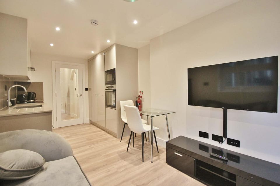 Fantastic Two Bed Garden Flat in Shepurds Bhush Apartment in London