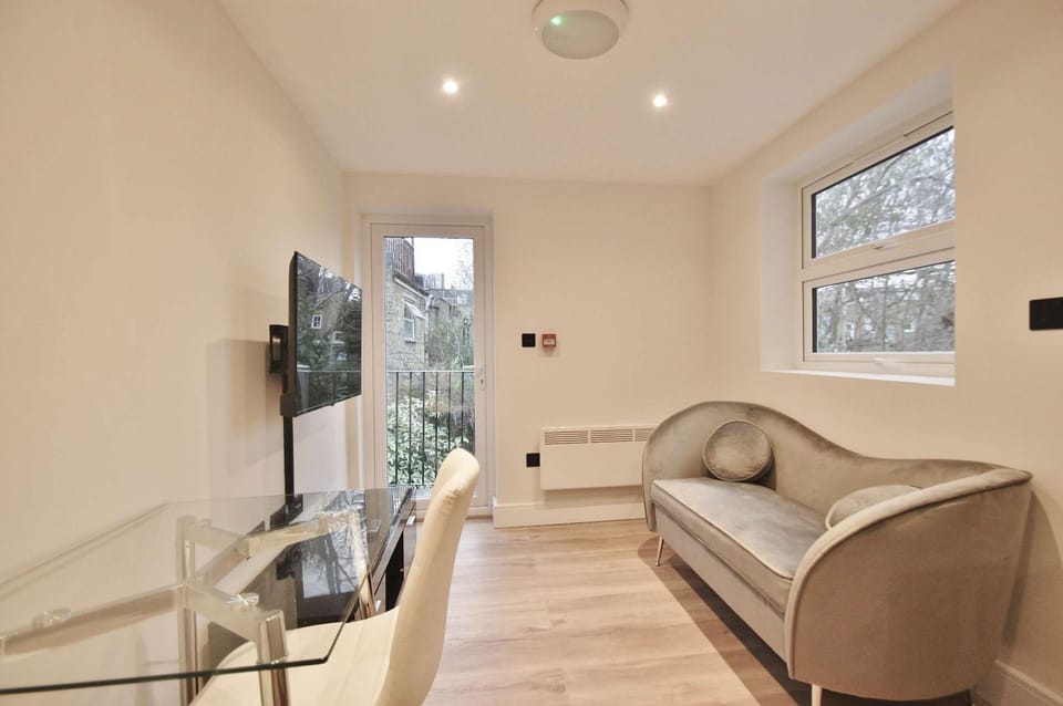 Fantastic Two Bed Garden Flat in Shepurds Bhush Apartment in London