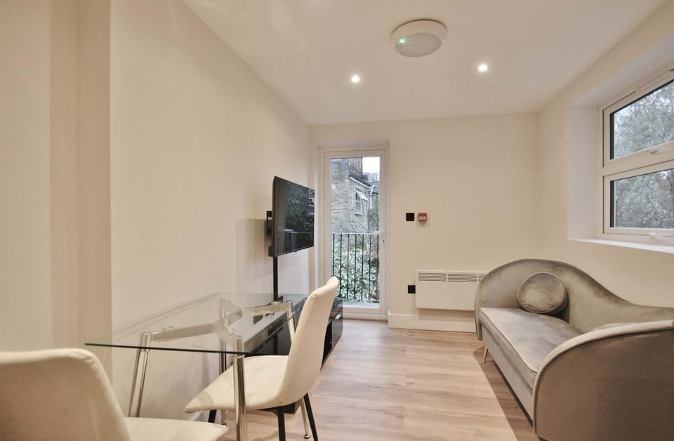 Fantastic Two Bed Garden Flat in Shepurds Bhush Apartment in London