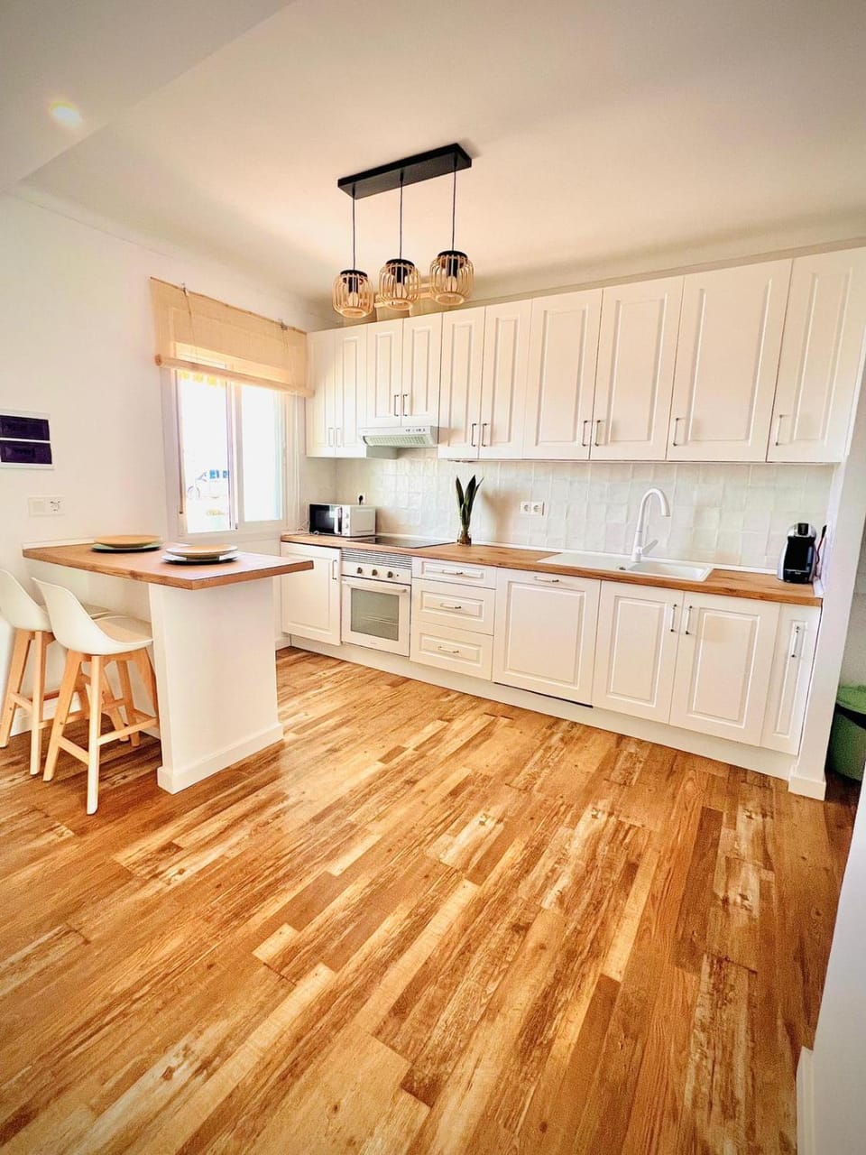 Kitchen or kitchenette, Dining area, stove