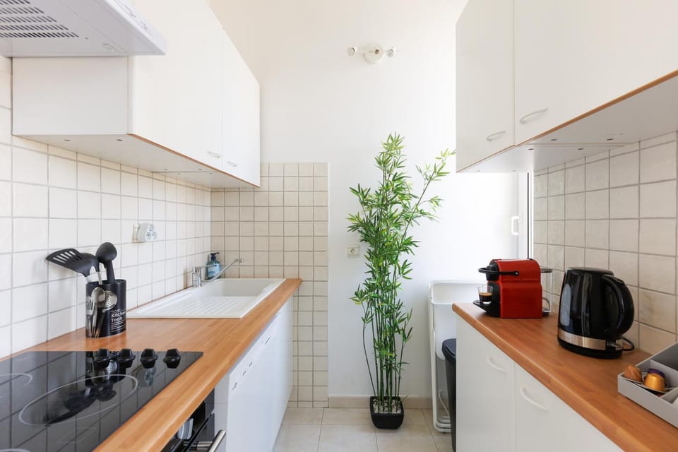Coffee/tea facilities, Kitchen or kitchenette, stove
