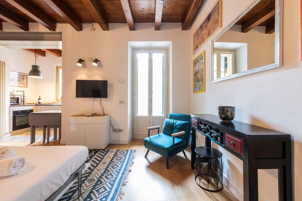 Bed, TV and multimedia, Bedroom