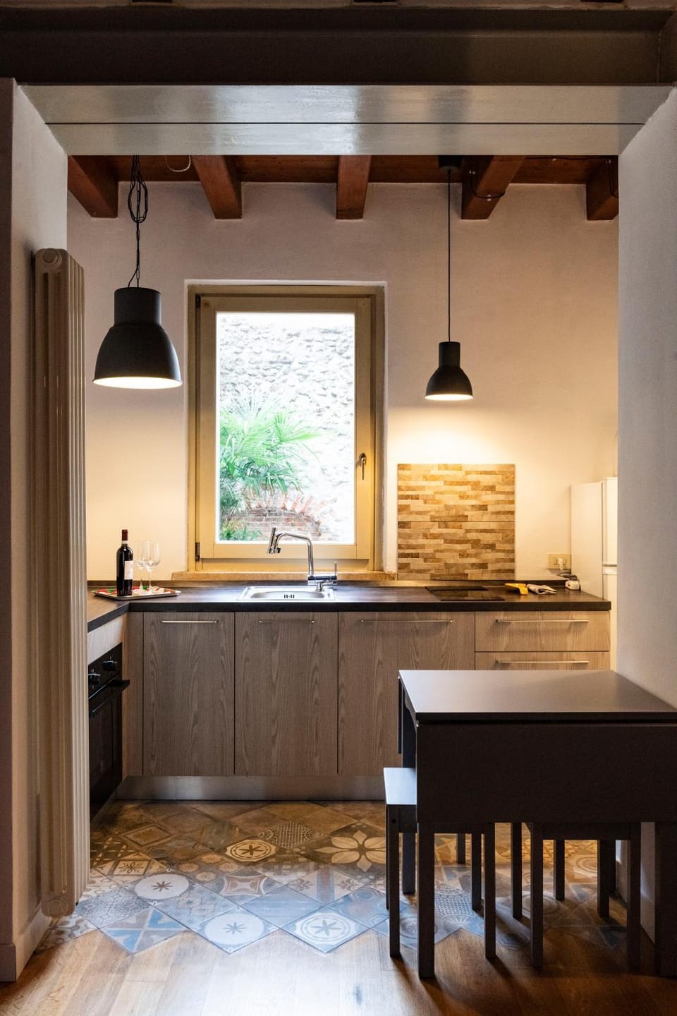 Kitchen or kitchenette, Dining area, stove