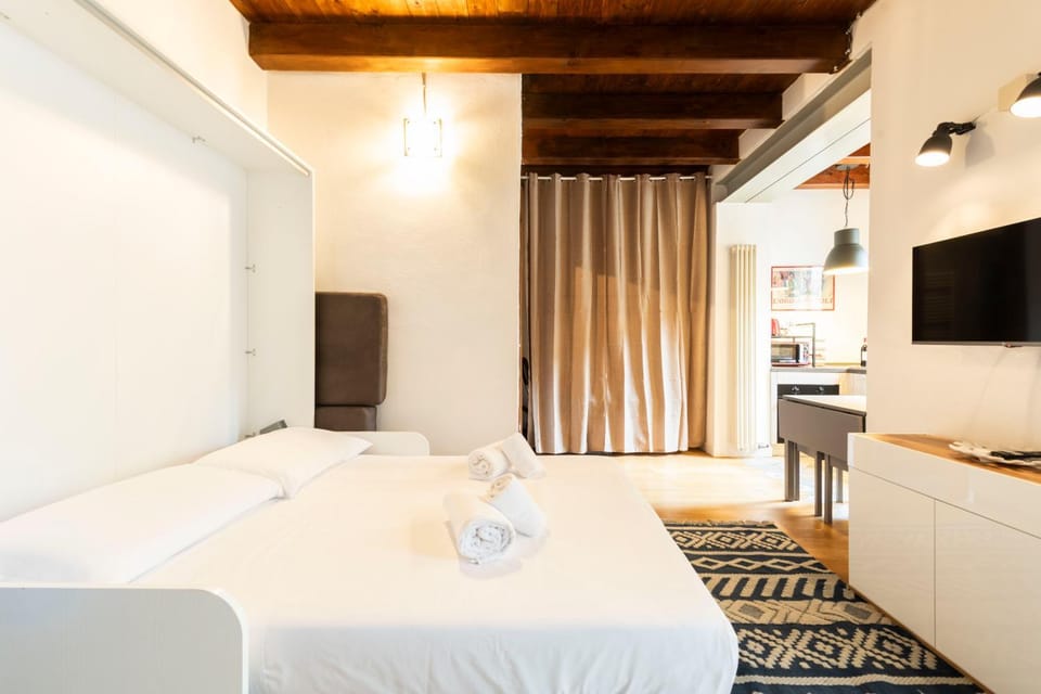 Bed, TV and multimedia, Photo of the whole room, Bedroom, towels