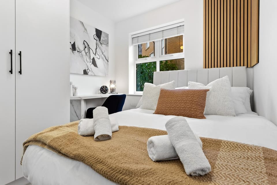 Bed, Photo of the whole room, Seating area, Bedroom, towels