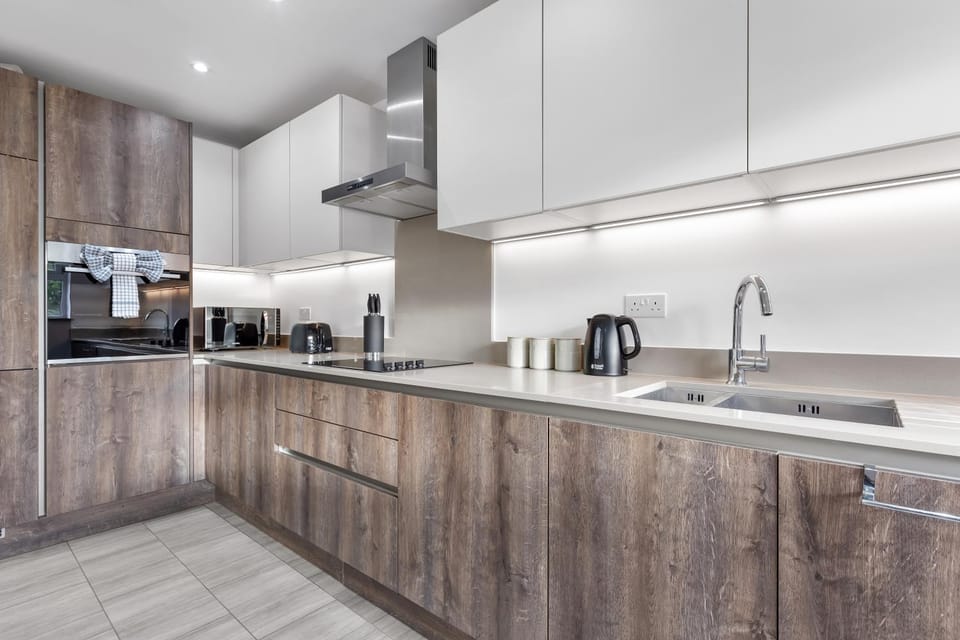 Coffee/tea facilities, Kitchen or kitchenette, oven, stove, toaster