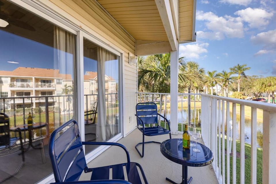 Pondview Modern Farmhouse Condo Half Mile to Beach Apartment in Melbourne