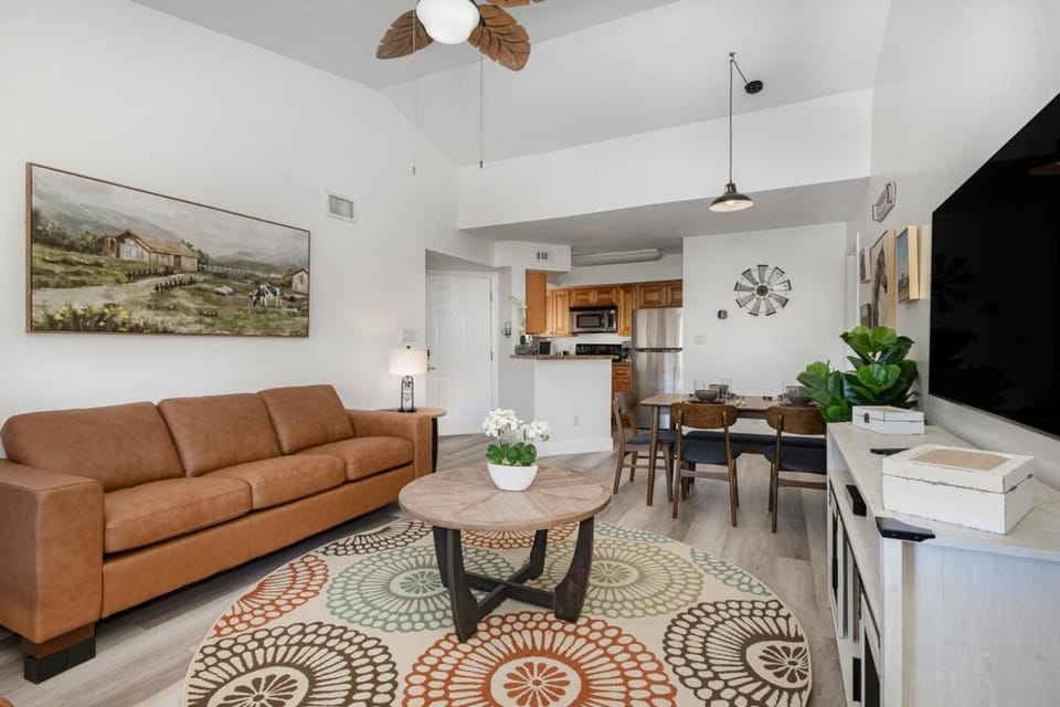 Pondview Modern Farmhouse Condo Half Mile to Beach Apartment in Melbourne