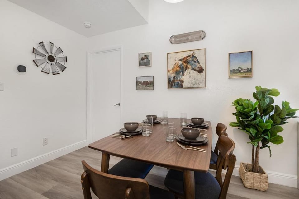 Pondview Modern Farmhouse Condo Half Mile to Beach Apartment in Melbourne