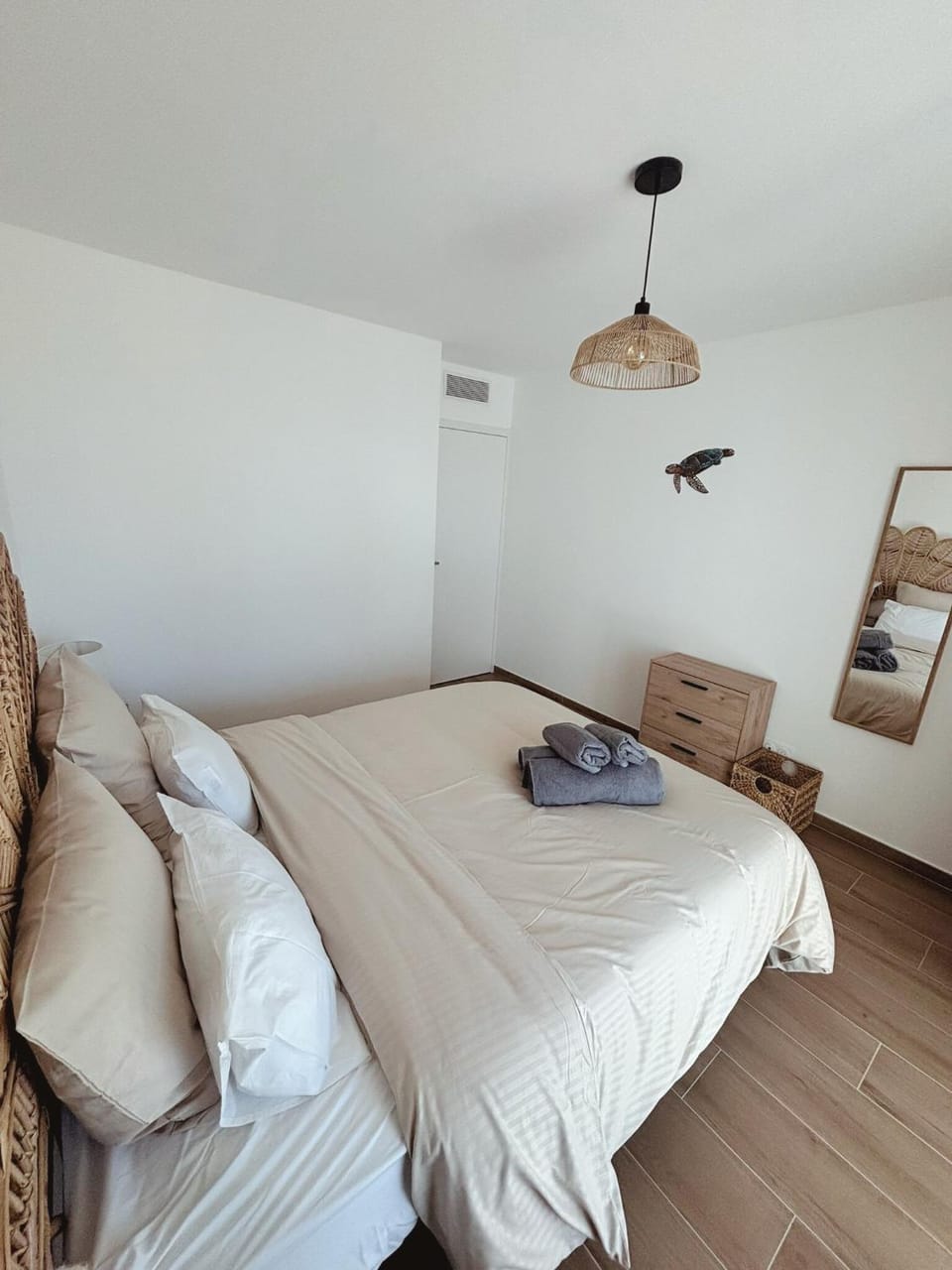 Bed, Living room, Photo of the whole room, Seating area, Bedroom, towels