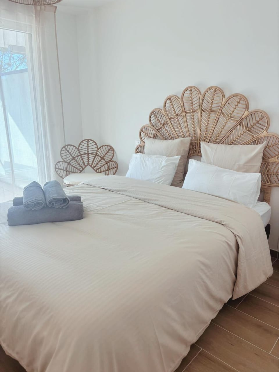 Bed, Photo of the whole room, Bedroom, towels