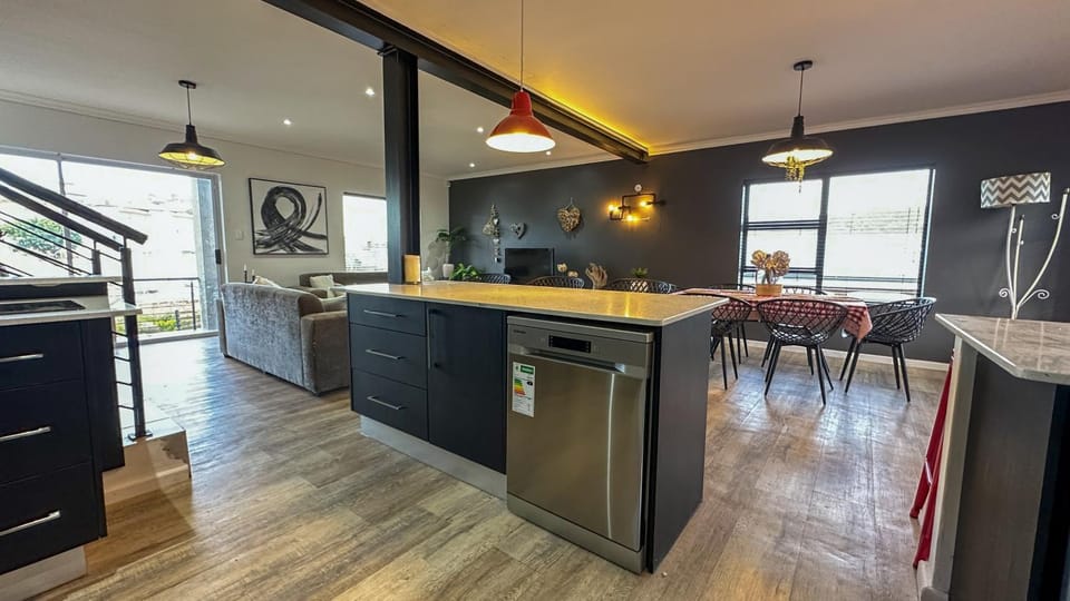 Kitchen or kitchenette, Dining area, dishwasher