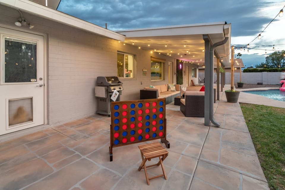 Spacious Scottsdale Retreat with Pool House in Tempe