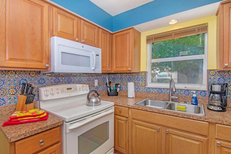 Cozy Retreat 13 min to Beach House in Palm Bay