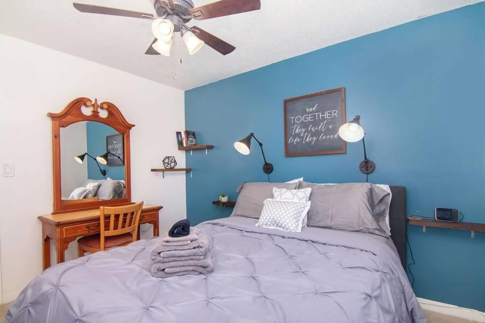 Cozy Retreat 13 min to Beach House in Palm Bay