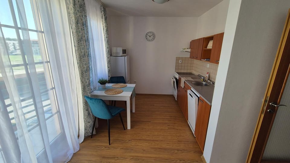 Kitchen or kitchenette, Dining area, oven, stove