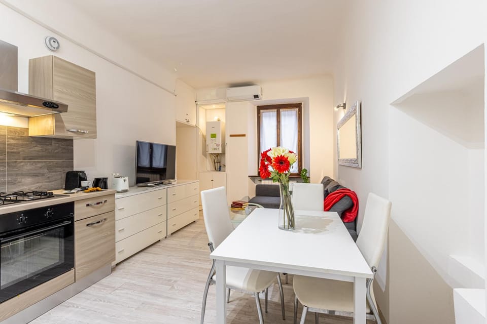 TV and multimedia, Kitchen or kitchenette, Living room, Seating area, Dining area, oven, stove