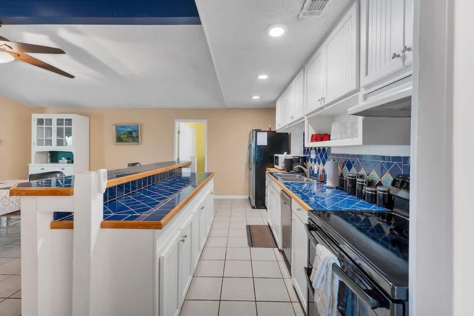 Lakeshore Escapes on Canyon Lake waterfront House in Canyon Lake