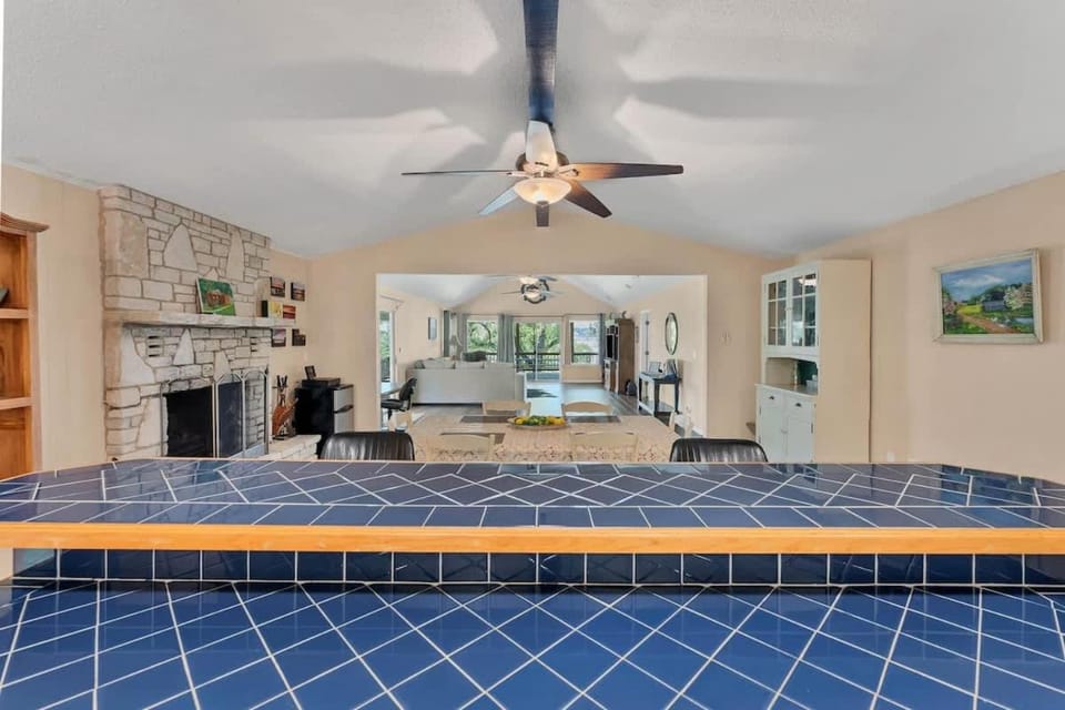 Lakeshore Escapes on Canyon Lake waterfront House in Canyon Lake
