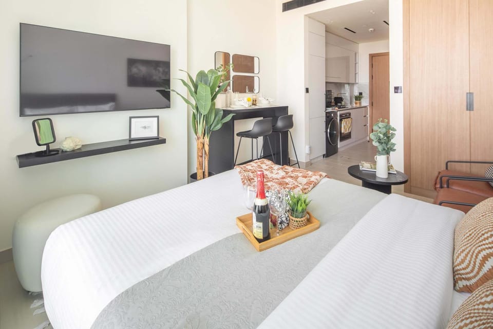 Bed, TV and multimedia, Dining area