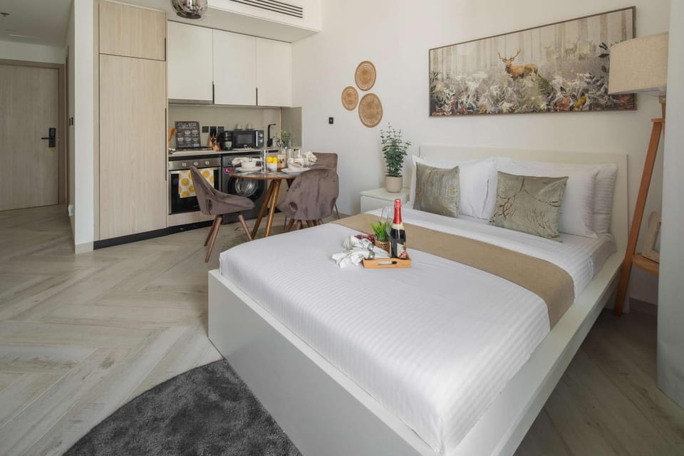 Bed, Kitchen or kitchenette, Dining area