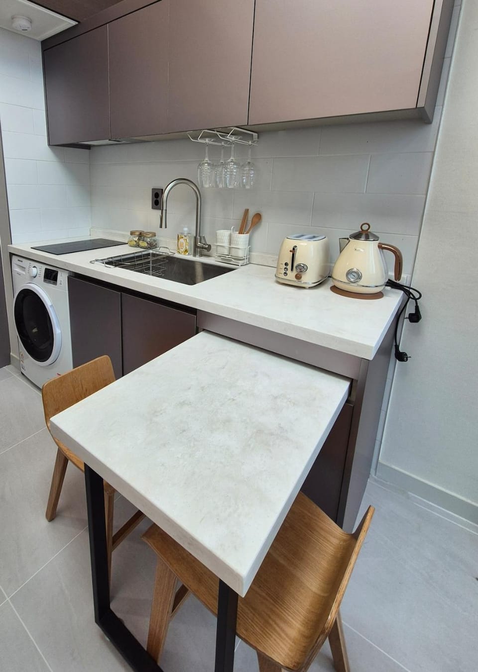 Coffee/tea facilities, toaster, washing machine, dryer
