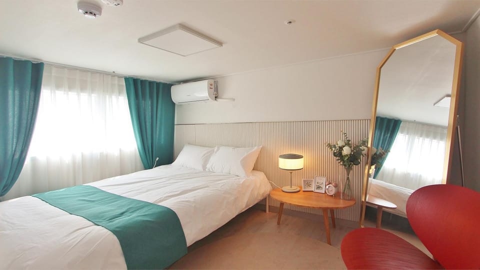 Bedroom, air conditioner