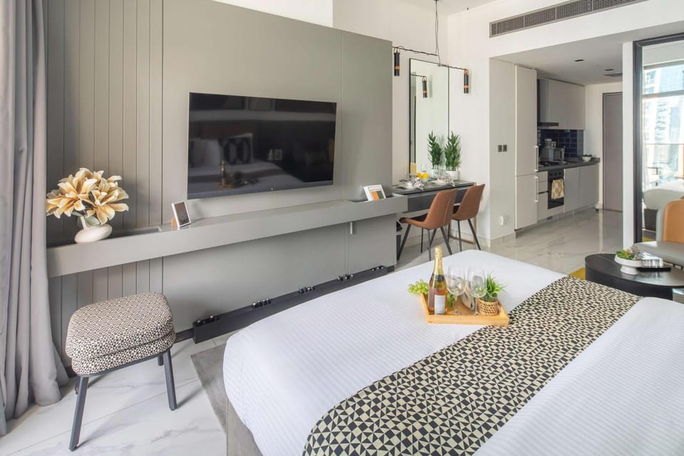 Bed, TV and multimedia, Living room