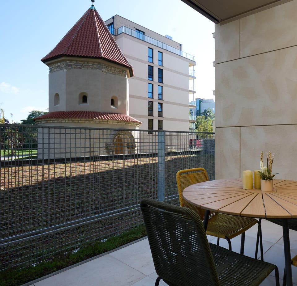 View (from property/room), Dining area, Garden view, Lake view, Landmark view