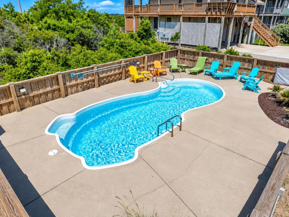 Redheaded Mermaid Ocean Views, Heated Pool, Hot Tub, Mini Golf, Steps to Sand House in Nags Head