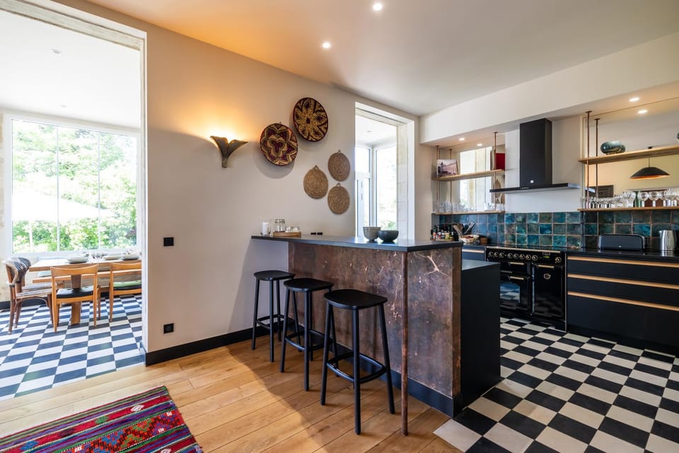 Kitchen or kitchenette, Dining area, minibar, oven