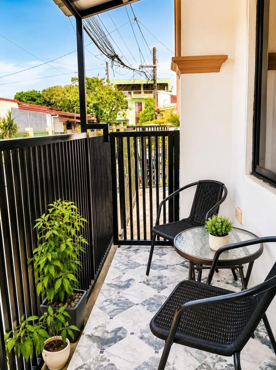 Santa Cosy villa private unit A - 2BR Apt Fast Wi-Fi, Netflix included hot showers Apartment in Santa Rosa