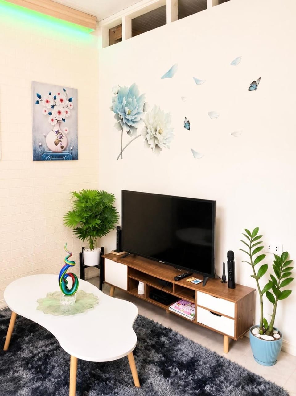 Santa Cosy villa private unit A - 2BR Apt Fast Wi-Fi, Netflix included hot showers Apartment in Santa Rosa
