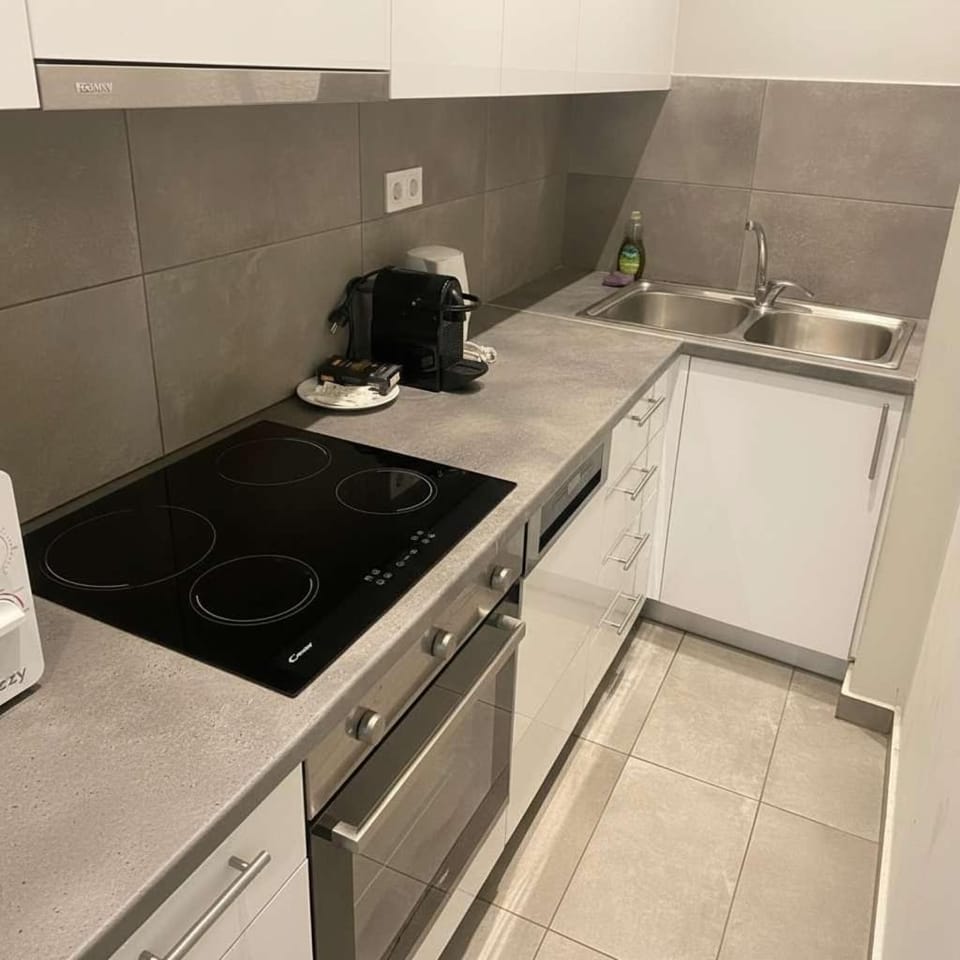 Kolonaki Corner -- Bright 2-Bed close to Metro Apartment in Athens
